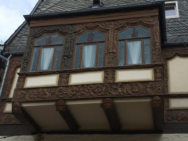 Holzschnitzereien am Brusttuch in Goslar