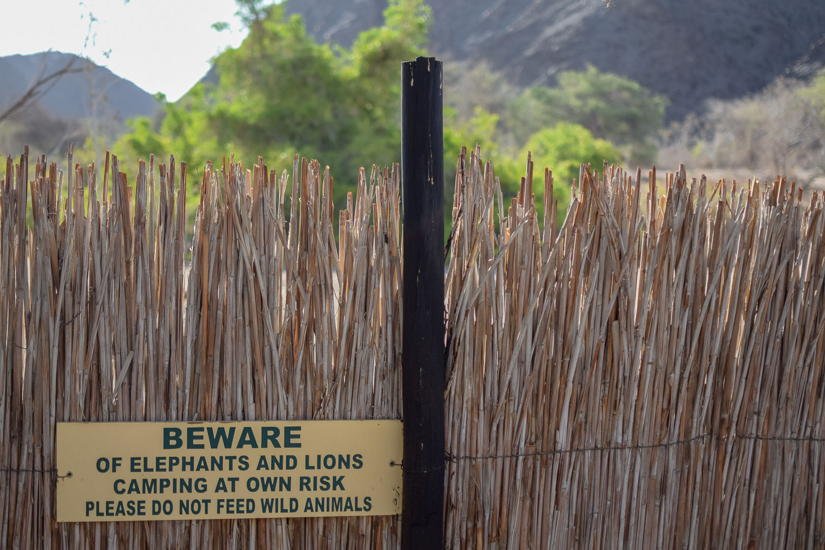 Namibia Warnschild wilde Tiere