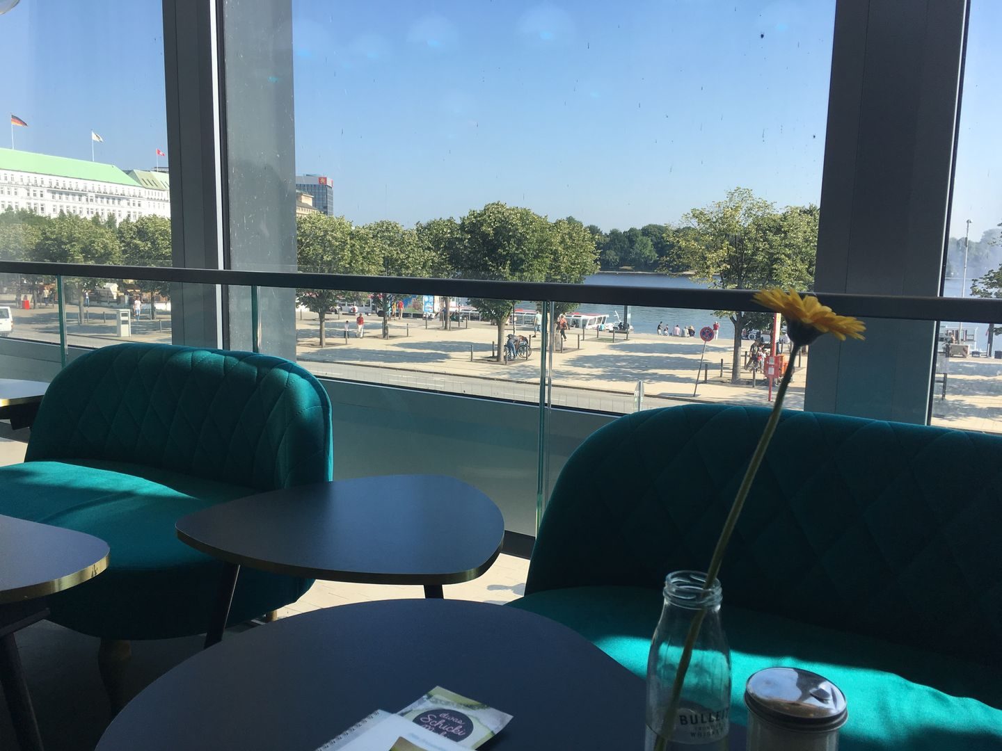 Aussicht auf Jungfernstieg und Binnenalster