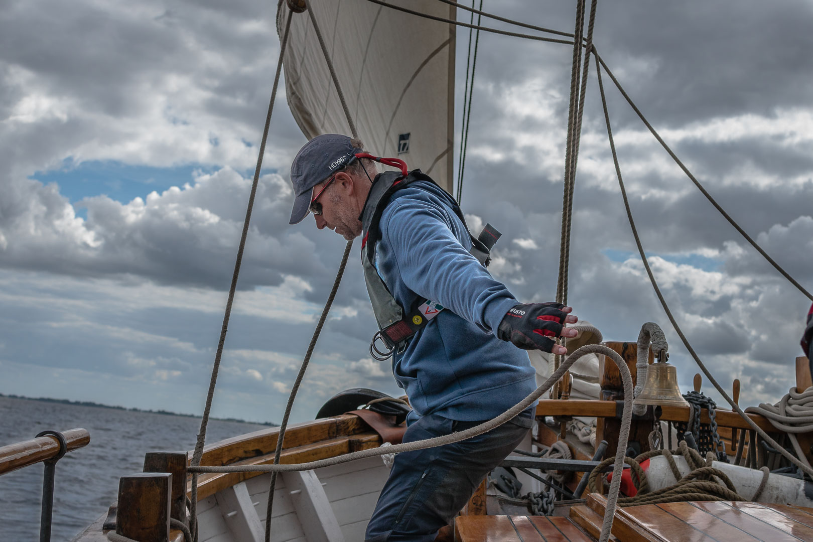 Armin beim Festmachen des Vorsegels